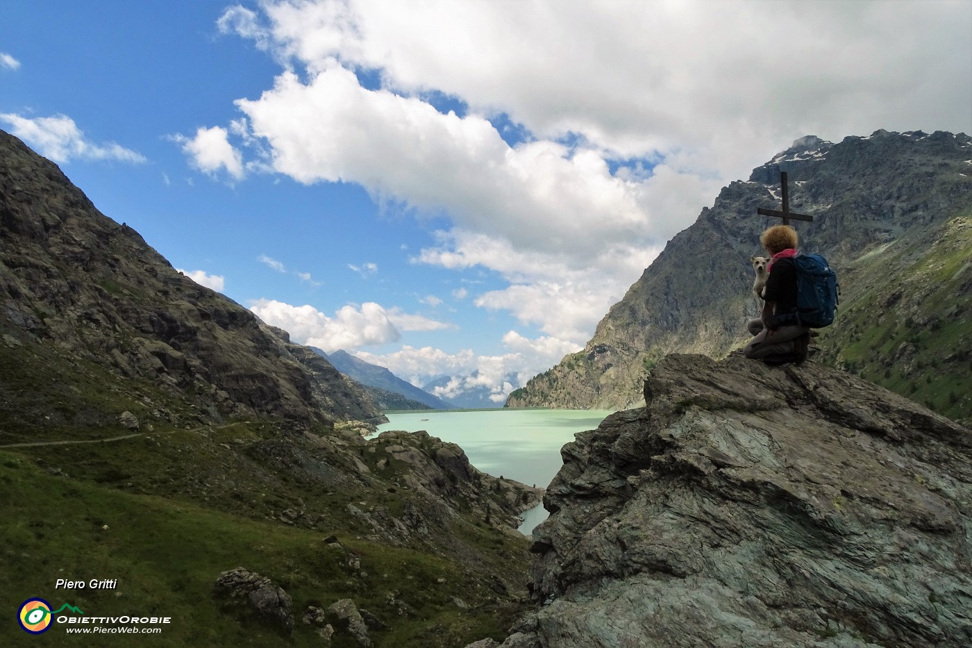 22 Roccione con croce bel punto di osservazione sul lago.JPG